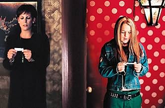 Le personnage de Tess et sa fille Anna ont un petit papier dans les mains. Les deux sont séparer par un mur.