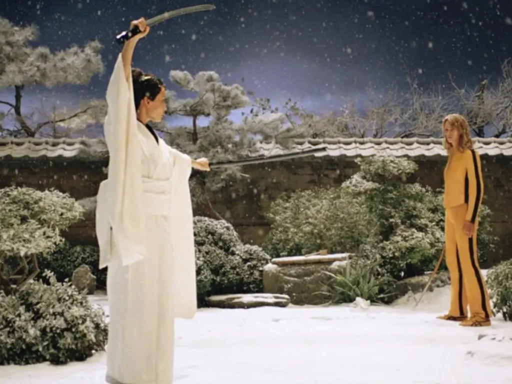 Une femme en habit Japonaise avec un catana qui se bat contre une femme habiller en jaune.