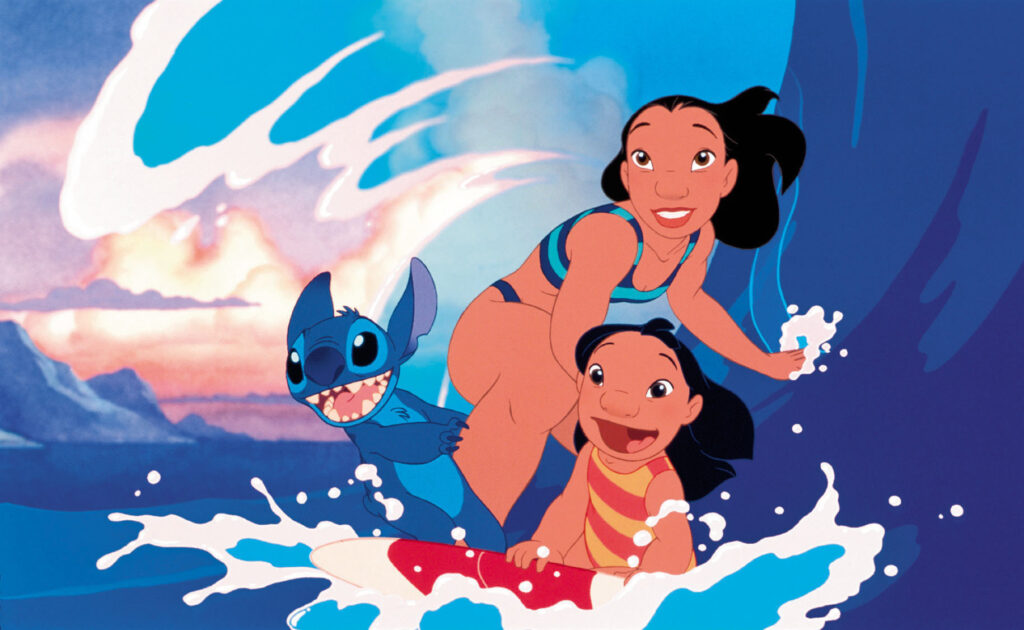 Les personnages de Lilo, Nanny et Stitch qui sont sur un surf. Nanny, la plus grande à la main dans une vague.
