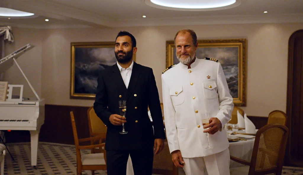 Le copilote et le capitaine tiennent une coupe de champagne. Le capitaine est en angle vers la gauche et l'autre est droit.